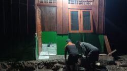 Pantang Menyerah hingga Malam, Satgas TMMD Ke-129 Kodim 1807/Sorsel Lembur Finishing Rumah Type 36 untuk Warga Kampung Sesor Pantang Menyerah hingga Malam, Satgas TMMD Ke-129 Kodim 1807/Sorsel Lembur Finishing Rumah Type 36 untuk Warga Kampung Sesor