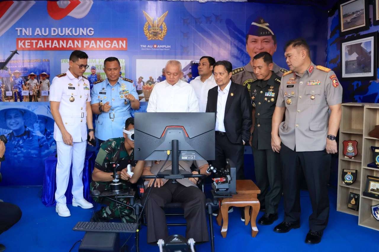 Terbang Dengan F-16, Gubernur Kalsel dan Forkopimda Rasakan Sensasi Dunia Tempur di Angkasa, Ramaikan Stand Lanud Sjamsudin Noor Kalsel Expo 2026 Terbang Dengan F-16, Gubernur Kalsel dan Forkopimda Rasakan Sensasi Dunia Tempur di Angkasa, Ramaikan Stand Lanud Sjamsudin Noor Kalsel Expo 2026