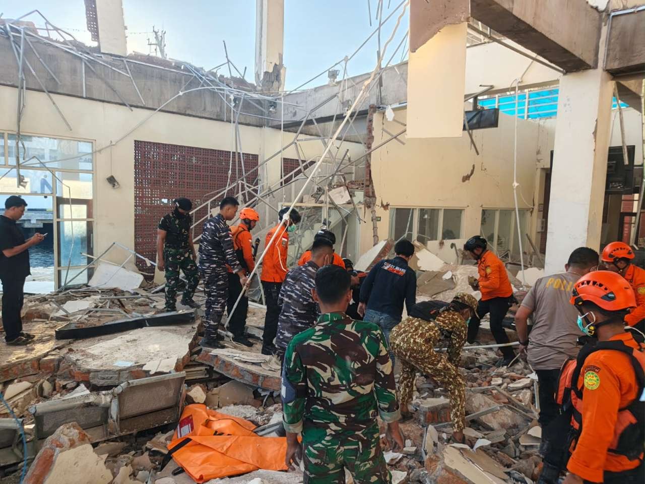 TNI Kerahkan 1.267 Personel Tangani Dampak Gempa di Flores TNI Kerahkan 1.267 Personel Tangani Dampak Gempa di Flores