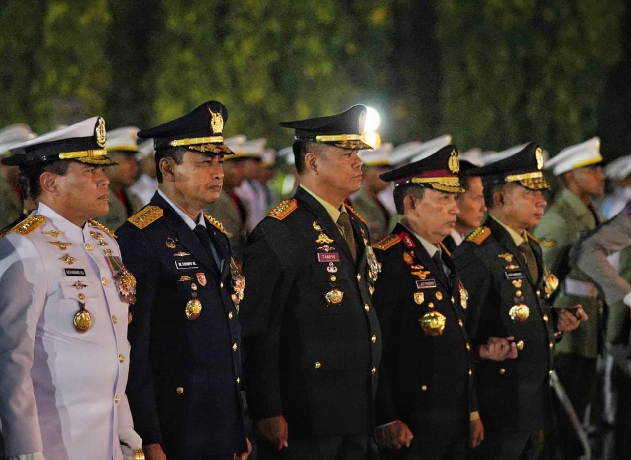 Jelang HUT ke-81 RI, Panglima TNI Ikuti Ziarah Nasional dan Renungan Suci Jelang HUT ke-81 RI, Panglima TNI Ikuti Ziarah Nasional dan Renungan Suci