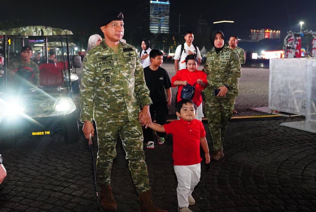 Panglima TNI Hadiri Karnaval Bersatu, Meriahkan Perayaan HUT ke-81 Kemerdekaan RI Panglima TNI Hadiri Karnaval Bersatu, Meriahkan Perayaan HUT ke-81 Kemerdekaan RI