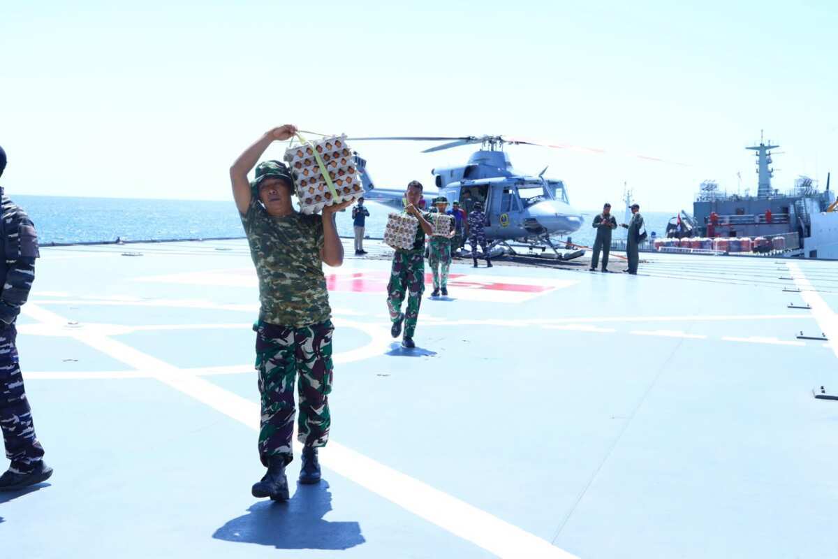 Hari Kesembilan Penanganan Gempa NTT, TNI Kerahkan 8.012 Personel dan Salurkan 803,824 Ton Bantuan Hari Kesembilan Penanganan Gempa NTT, TNI Kerahkan 8.012 Personel dan Salurkan 803,824 Ton Bantuan