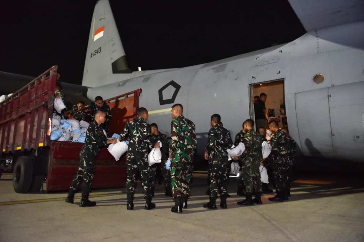 Hari Kesepuluh Penanganan Gempa NTT, TNI Salurkan 825,585 Ton Bantuan Hari Kesepuluh Penanganan Gempa NTT, TNI Salurkan 825,585 Ton Bantuan