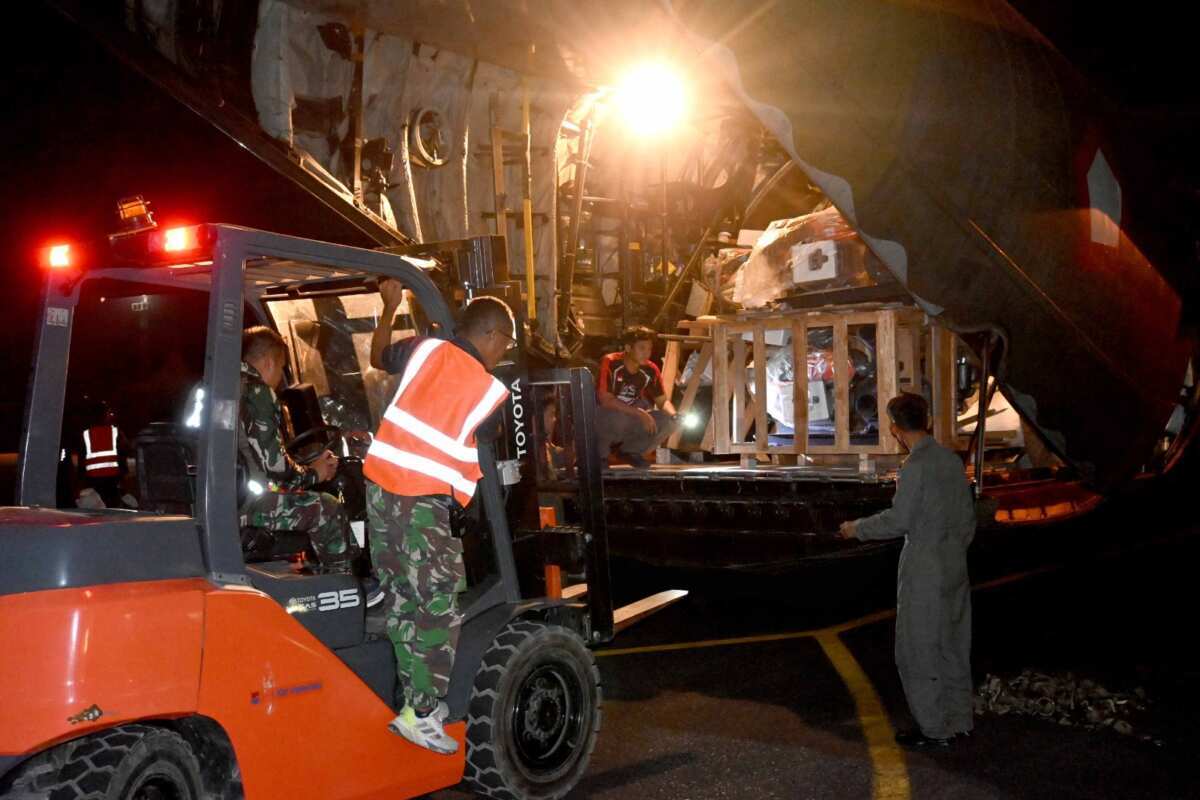 Menembus Langit Banua, Hercules TNI AU Bawa Bantuan Presiden RI untuk Penanganan Karhutla di Kalimantan Selatan Menembus Langit Banua, Hercules TNI AU Bawa Bantuan Presiden RI untuk Penanganan Karhutla di Kalimantan Selatan