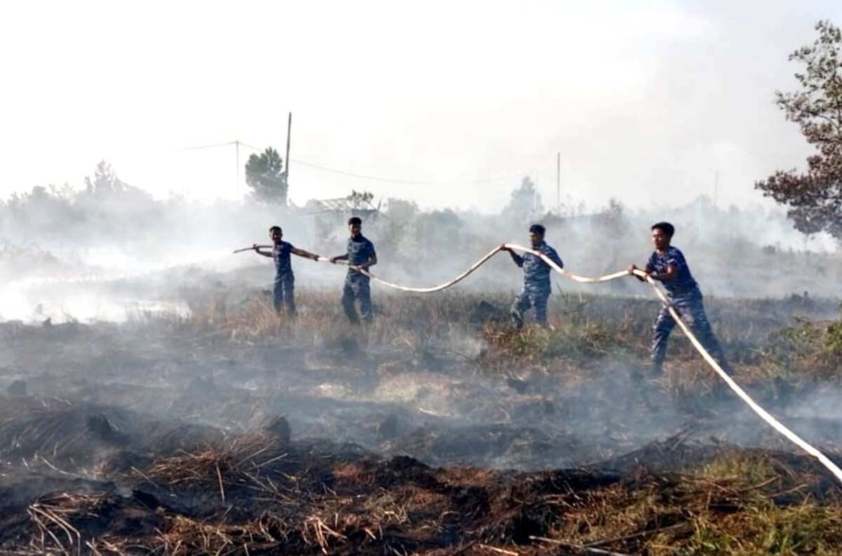 Pemadaman dan Pembasahan Lahan Gambut Diperkuat, Satgas Darat Lanud Sjamsudin Noor Berjibaku di Tengah Asap Tekan Dampak Karhutla di Kalsel