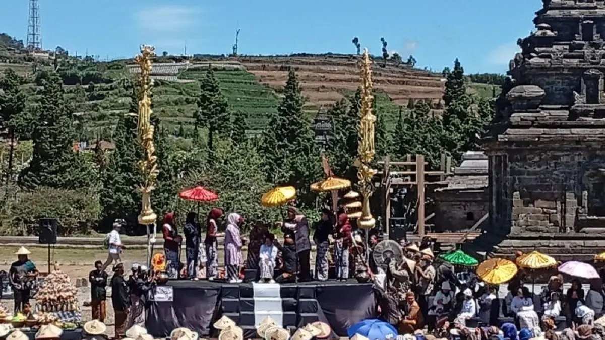 Pesona Prosesi Ruwatan Anak Rambut Gimbal di Dieng Culture Festival 2026