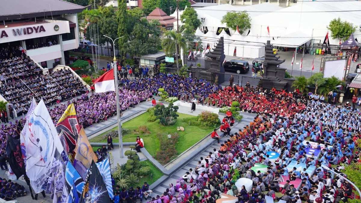 Pengukuhan Mahasiswa Baru di Untag Surabaya dan Inovasi Robot Owly Pengukuhan Mahasiswa Baru di Untag Surabaya dan Inovasi Robot Owly
