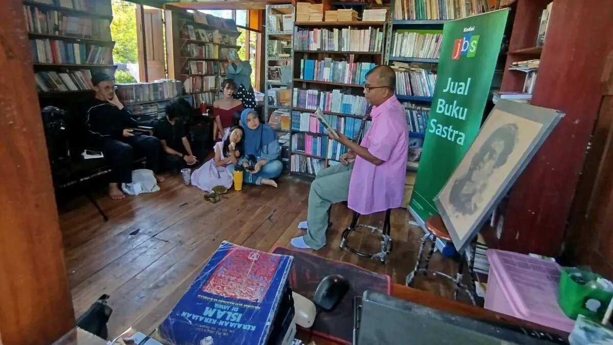 Menggali Makna Kemerdekaan Melalui Sastra Indonesia Menggali Makna Kemerdekaan Melalui Sastra Indonesia