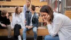 Menjaga Energi Orang Introvert di Lingkungan Sosial