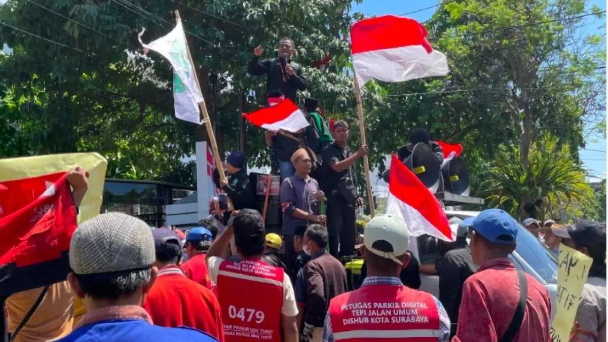 Demonstrasi Juru Parkir di Balai Kota Surabaya
