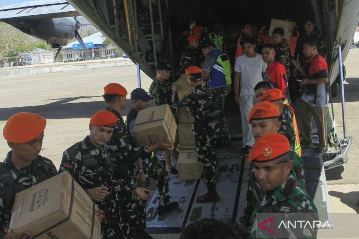 TNI AU Kirim 729 Ton Logistik untuk Korban Gempa NTT