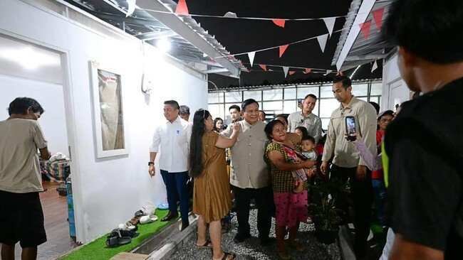 Prabowo Subianto Meninjau Hunian Baru Warga Relokasi di Senen Prabowo Subianto Meninjau Hunian Baru Warga Relokasi di Senen