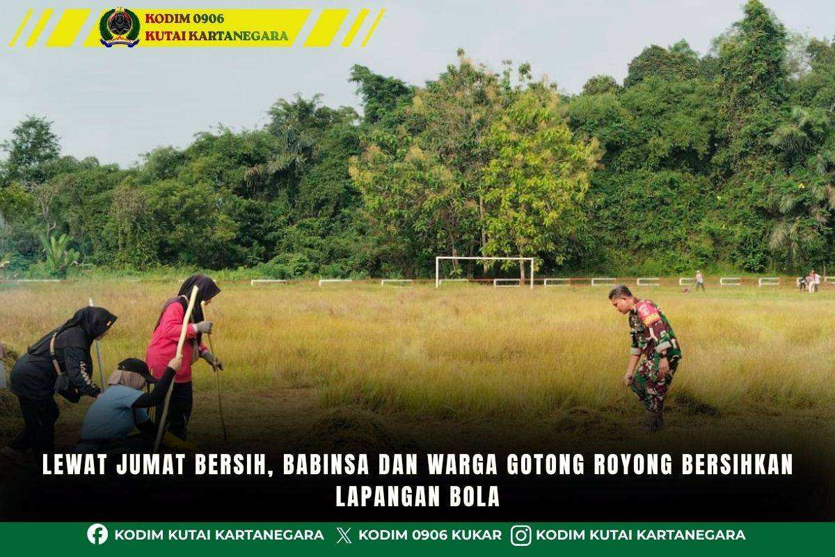 Lewat Jumat Bersih, Babinsa dan Warga Gotong Royong Bersihkan Lapangan Bola Lewat Jumat Bersih, Babinsa dan Warga Gotong Royong Bersihkan Lapangan Bola