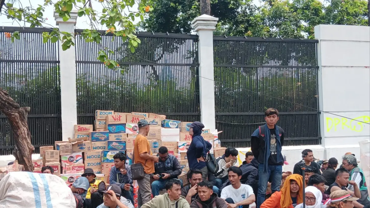 Aksi Demontrasi dan Pendistribusian Logistik di Depan Gedung DPR RI