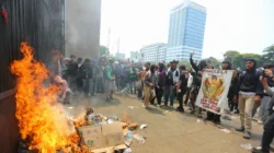 Demontrasi Mahasiswa di DPR: Aksi Memanas dan Pembakaran Ban Demontrasi Mahasiswa di DPR: Aksi Memanas dan Pembakaran Ban