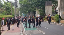 Pengamanan Ketat Menuju Gedung DPR: Polisi Periksa Identitas dan Barang Bawaaan Pengamanan Ketat Menuju Gedung DPR: Polisi Periksa Identitas dan Barang Bawaaan