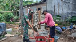 Wujudkan Lingkungan Sehat, Babinsa Posramil Selopuro Gotong Royong Bangun MCK Warga