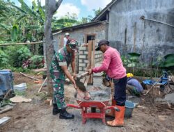 Wujudkan Lingkungan Sehat, Babinsa Posramil Selopuro Gotong Royong Bangun MCK Warga