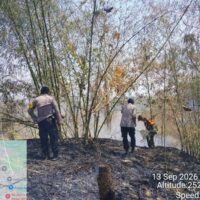 Respons Cepat Babinsa dan Warga Padamkan Kebakaran Lahan Di Tuwuhrejo Blitar