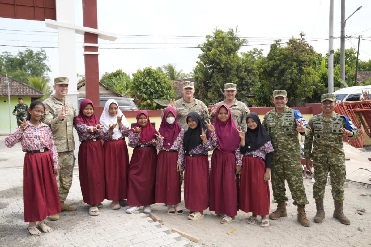 Encap SGS 2026 Buktikan Komitmen Tni Bersama Negara Bangun Fasilitas Pendidikan Untuk Masyarakat Di Martapura Encap SGS 2026 Buktikan Komitmen Tni Bersama Negara Bangun Fasilitas Pendidikan Untuk Masyarakat Di Martapura