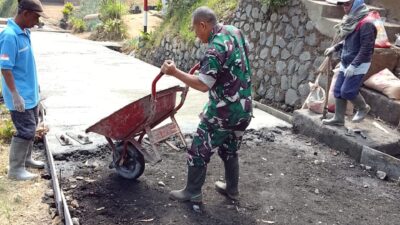 Koramil Sukapura Bersama Warga Binaan Gotong Royong Lakukan Perbaikan Jalan