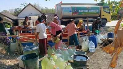 Tanggap Darurat, Kodim Bojonegoro Terus Pasok Puluhan Ribu Liter Air Bersih ke Wilayah Kekeringan Tanggap Darurat, Kodim Bojonegoro Terus Pasok Puluhan Ribu Liter Air Bersih ke Wilayah Kekeringan