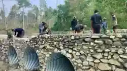 Semangat Tak Padam di Bawah Terik Matahari, TNI Lanjutkan Pembangunan Jembatan Armco