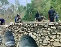 Semangat Tak Padam di Bawah Terik Matahari, TNI Lanjutkan Pembangunan Jembatan Armco