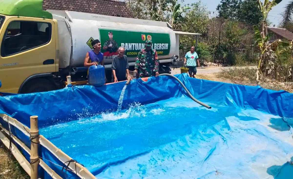Dalam Waktu Sepekan, Kodim Bojonegoro Salurkan 800 Ribu Liter Air Bersih ke Warga di 34 Desa Terdampak Kekeringan Dalam Waktu Sepekan, Kodim Bojonegoro Salurkan 800 Ribu Liter Air Bersih ke Warga di 34 Desa Terdampak Kekeringan