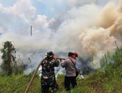 Babinsa Bersama Tim Gabungan Padamkan Kebakaran Lahan di Lempake