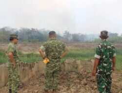 TIM PENYULUH KARHUTLA MABES TNI TINJAU LAHAN TERDAMPAK KEBAKARAN DI SAMARINDA