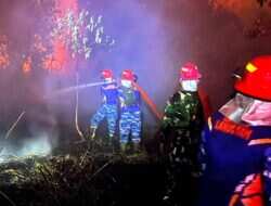 Siang Hingga Dini Hari, Satgas Karhutla Lanud Sjamsudin Noor Terus Bergerak, Terjang Padamkan Api di Lahan Gambut
