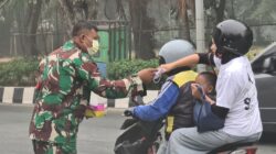 Babinsa Karang Asam Ilir Bersama Kelurahan Bagikan 350 Masker, Cegah Dampak Polusi Udara Akibat Karhutla
