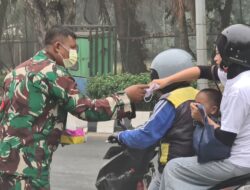 Babinsa Karang Asam Ilir Bersama Kelurahan Bagikan 350 Masker, Cegah Dampak Polusi Udara Akibat Karhutla