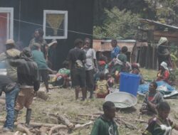 Babinsa 1714-01/Mulia Ulia Pererat Kemanunggalan TNI–Rakyat Melalui Anjangsana dan Bantuan Sembako di Kampung Kulon Enggame, Distrik Pagaleme