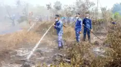 Lanud Sjamsudin Noor Kerahkan Tangki Portable dan Gambut Injection di Kawasan Ring I Bandara Sjamsudin Noor Atasi Titik Api Karhutla