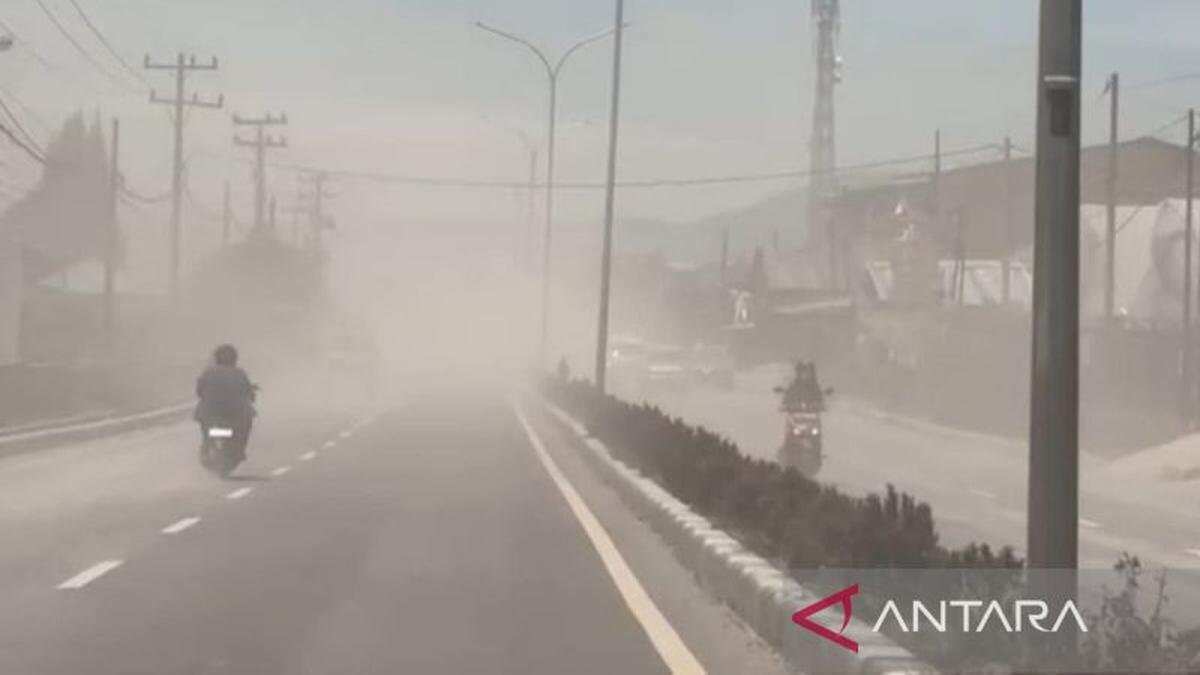 Dampak Erupsi Gunung Sinabung di Berastagi Dampak Erupsi Gunung Sinabung di Berastagi