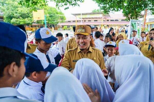 Pelaksanaan Hari Pertama Belajar Tatap Muka di Pekanbaru Pelaksanaan Hari Pertama Belajar Tatap Muka di Pekanbaru