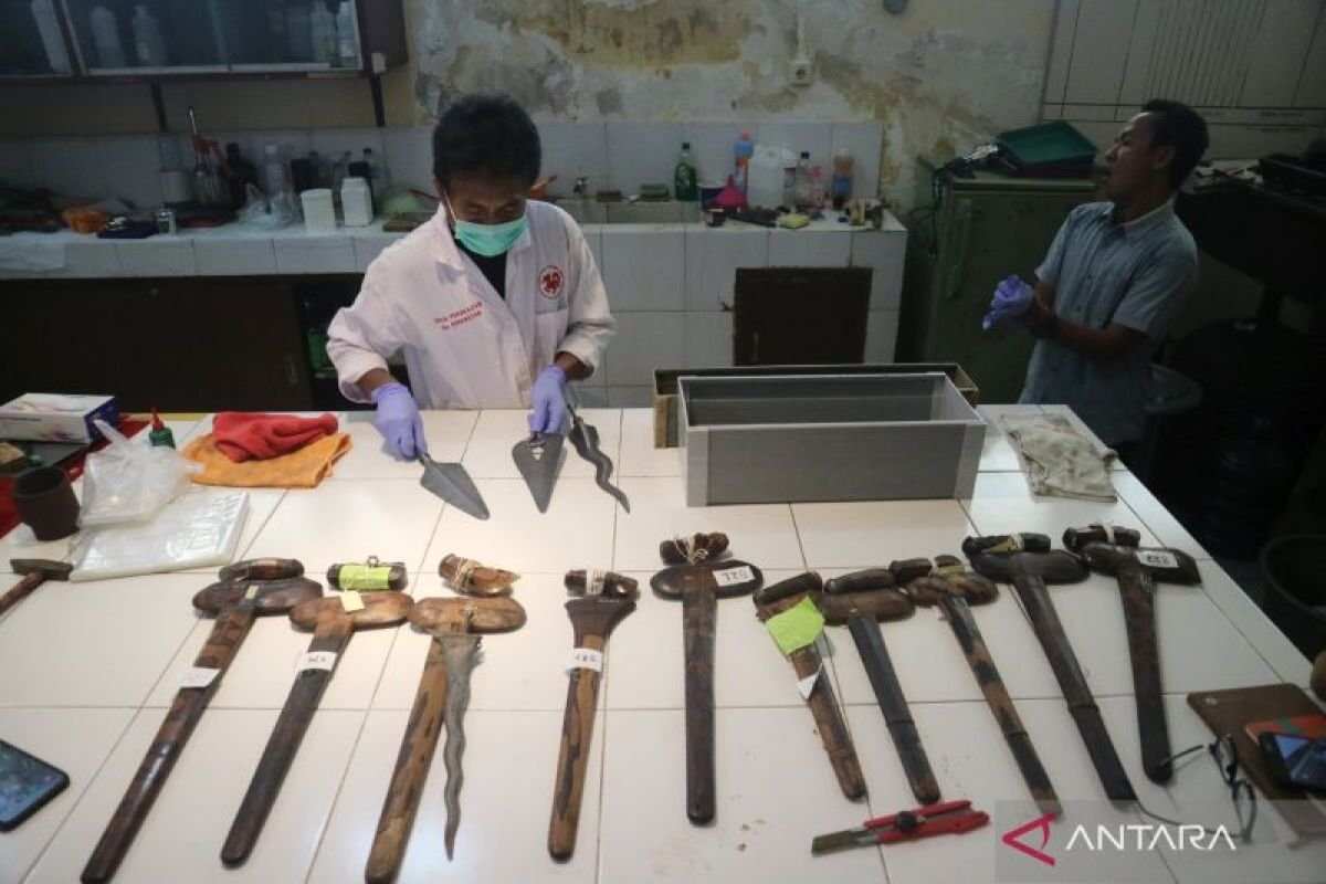 Konservasi Artefak Senjata di Museum NTB Untuk Cegah Korosi Konservasi Artefak Senjata di Museum NTB Untuk Cegah Korosi