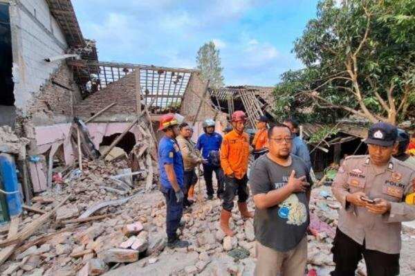 Tragedi Ambruknya Gedung Badminton di Brebes Tragedi Ambruknya Gedung Badminton di Brebes
