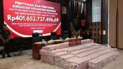Pameran Uang Sitaan Kejagung dalam Kasus Korupsi Nikel Pameran Uang Sitaan Kejagung dalam Kasus Korupsi Nikel