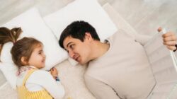 Menjelaskan Kekacauan Dunia kepada Anak-anak: Sembilan Pendekatan Efektif Menjelaskan Kekacauan Dunia kepada Anak-anak: Sembilan Pendekatan Efektif