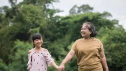Kebiasaan Kecil Kakek-Nenek yang Membuat Cucu Semakin Rindu