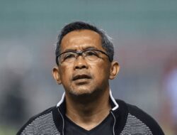 Kepemimpinan Aji Santoso di De Red FC: Fokus pada Pemain Muda