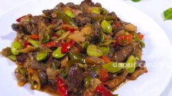 Menyajikan Oseng Pete Jantung Ayam yang Lezat