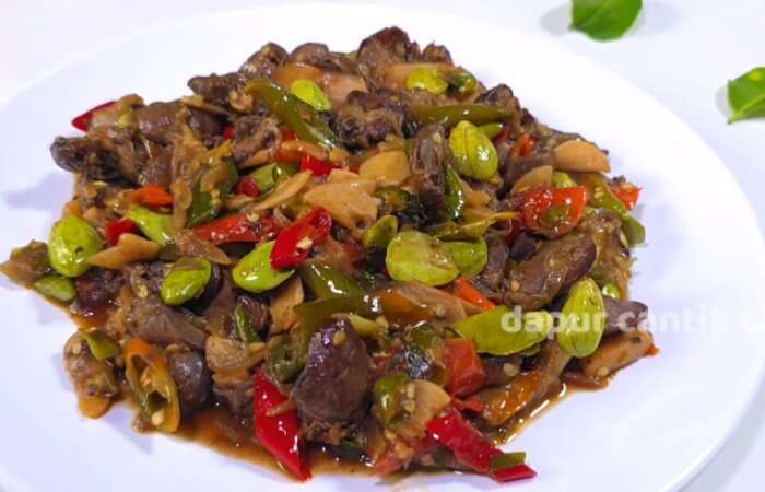 Menyajikan Oseng Pete Jantung Ayam yang Lezat