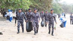 Kegiatan Bersih Pantai Tanjung Kasuari dalam Rangka HUT ke-81 TNI AL