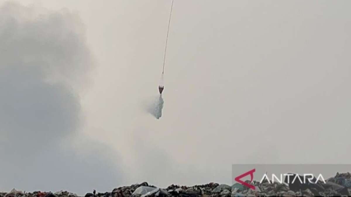 Kebakaran TPA Galuga di Bogor: Upaya Pemadaman Melalui Udara