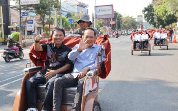 Bantuan Presiden: Penyerahan 200 Becak Listrik di Cirebon
