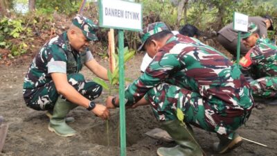 TNI Lakukan Penanaman Mangrove di Cilacap untuk Cegah Abrasi